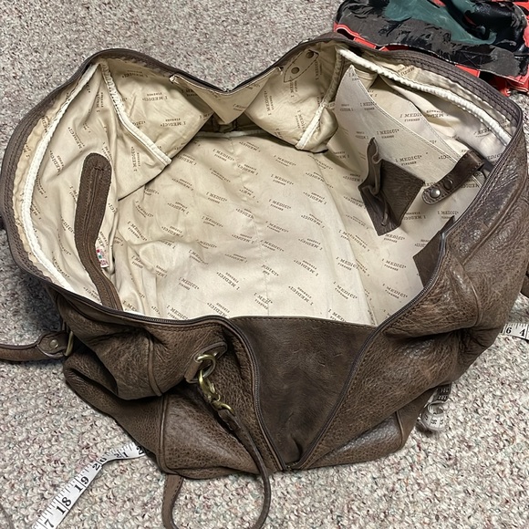 I Medici itilian leather duffle bag with padded handles & detachable crossbody - Picture 12 of 12
